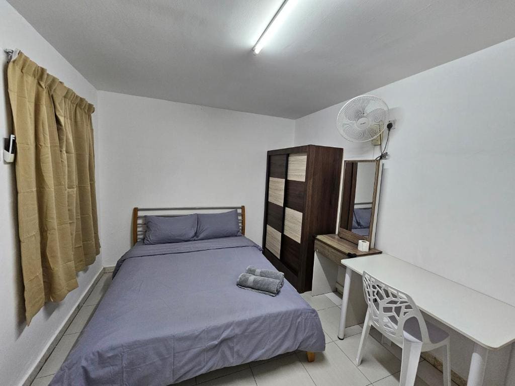 Double Room with Shared Bathroom room - Image 3