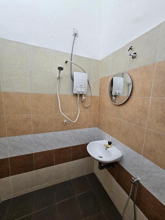 Family Room with Private Bathroom room - Image 2