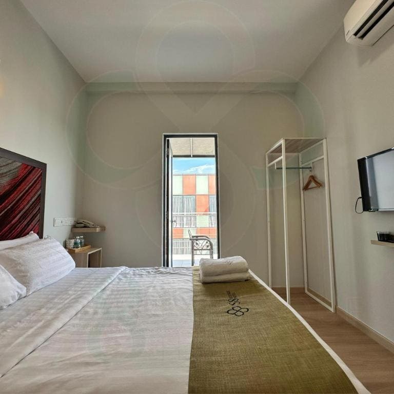 Double Room with Balcony room - Image 3