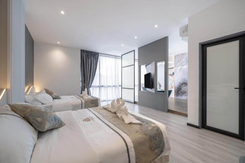 Deluxe Family Suite room - Image 2