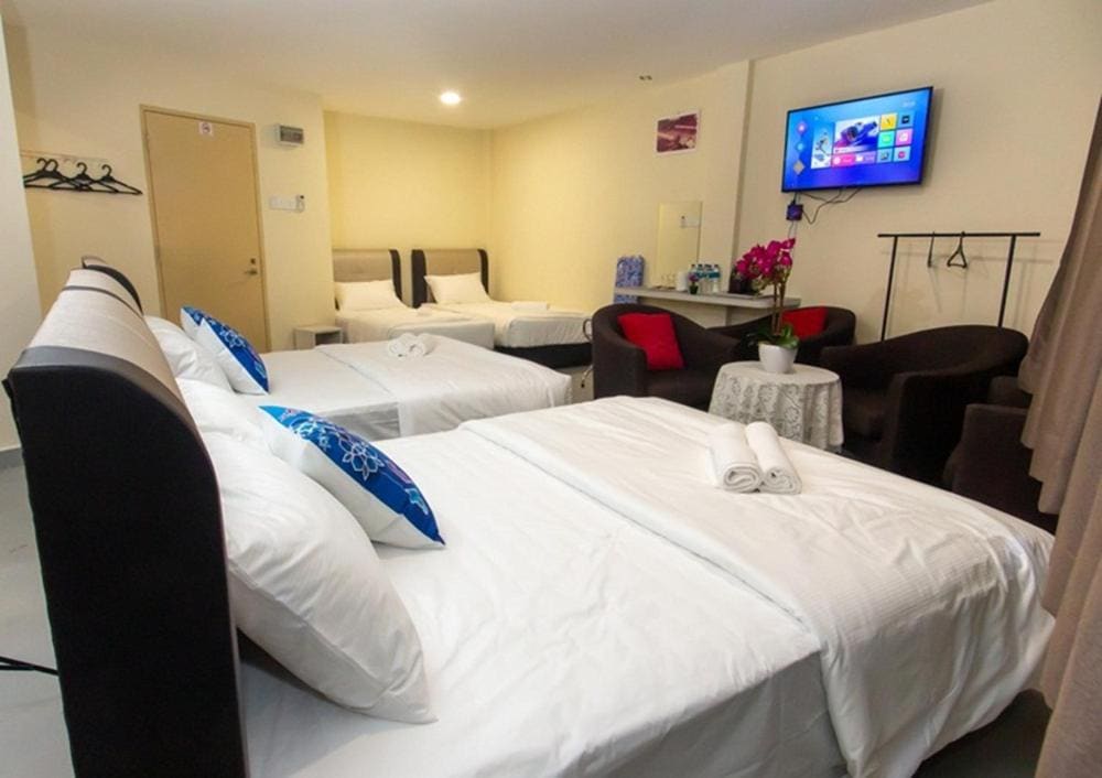 Deluxe Family Suite room - Image 1
