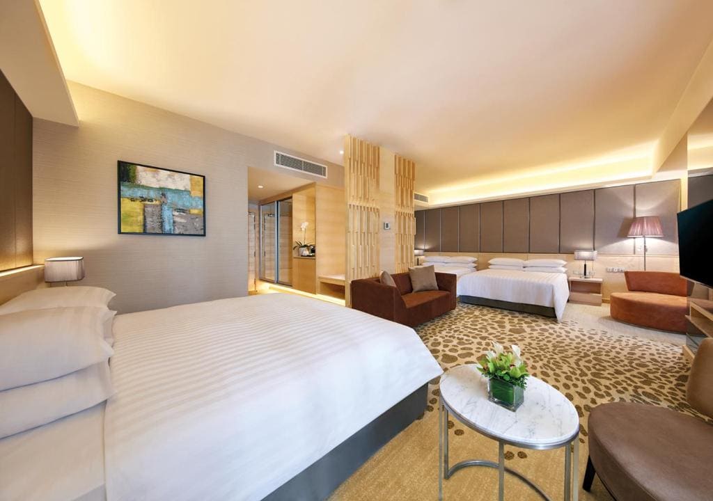 Family Suite with Premium Leisure Lounge Access (6 breakfast) room - Image 1