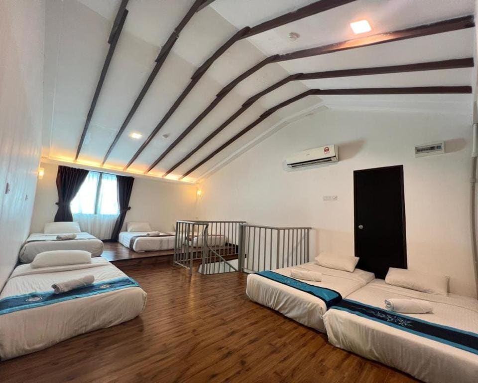 Premier Deluxe King with Sofa Bed and Karaoke Speaker room - Image 2