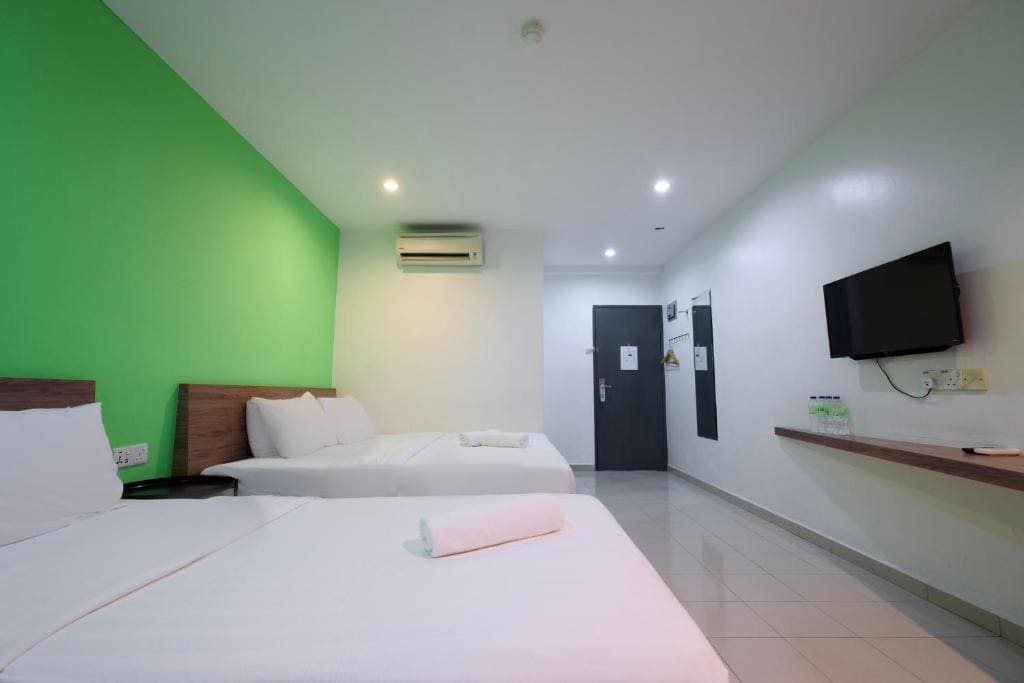 Superior Triple Room room - Image 1