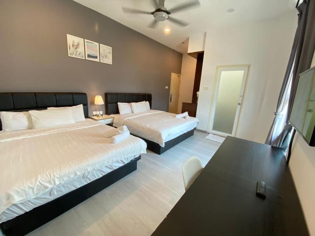 Deluxe Family Room room - Image 1
