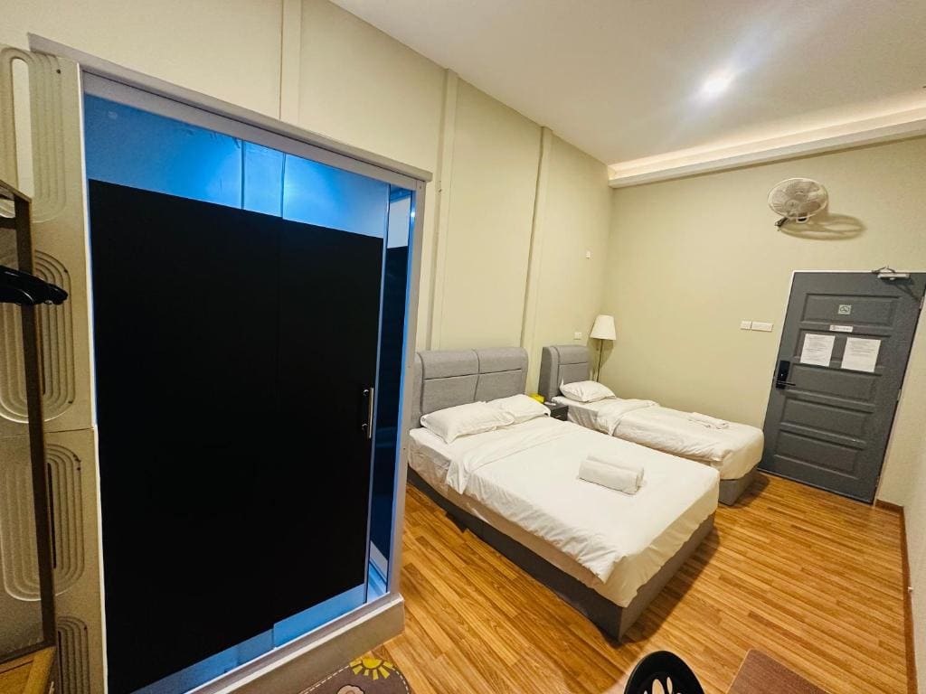 Economy Triple Room room - Image 1
