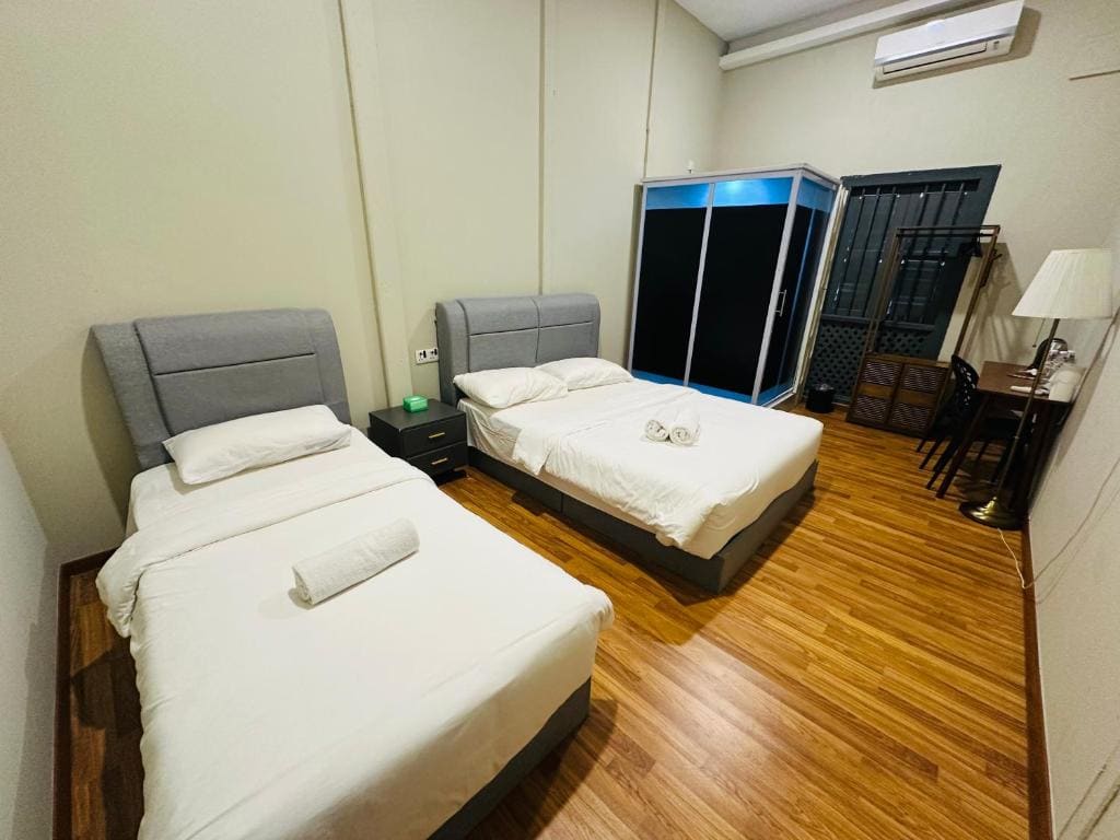Economy Triple Room room - Image 3