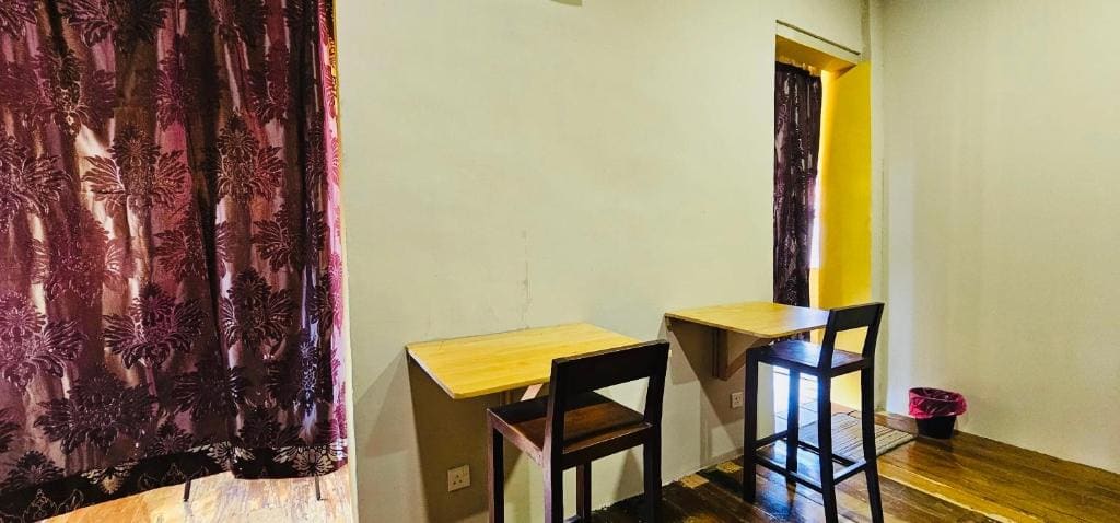 Queen Room with Shared Bathroom room - Image 1