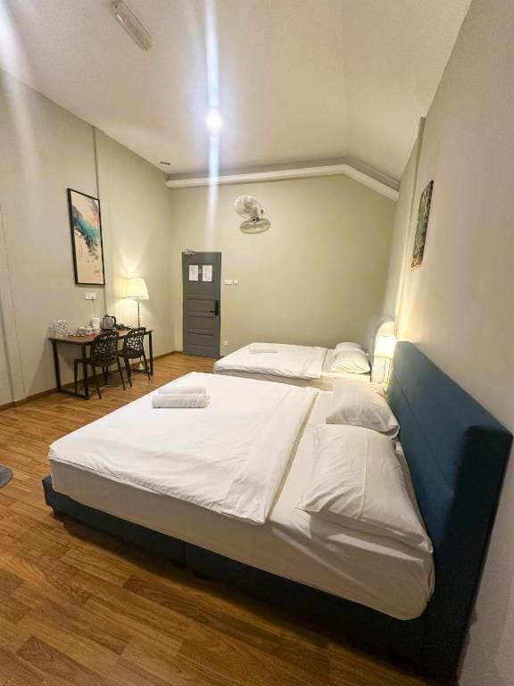 Economy Quadruple Room room - Image 3