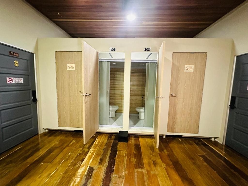 Queen Room with Shared Bathroom room - Image 2