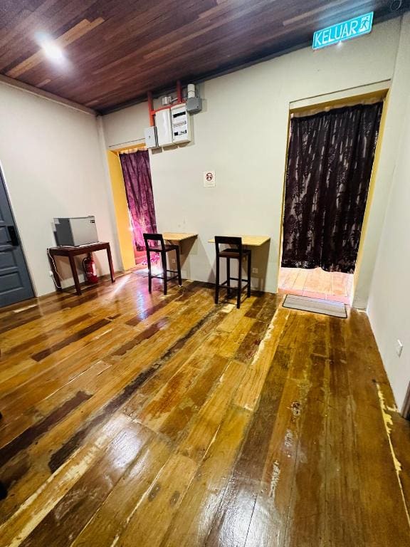 Queen Room with Shared Bathroom room - Image 3