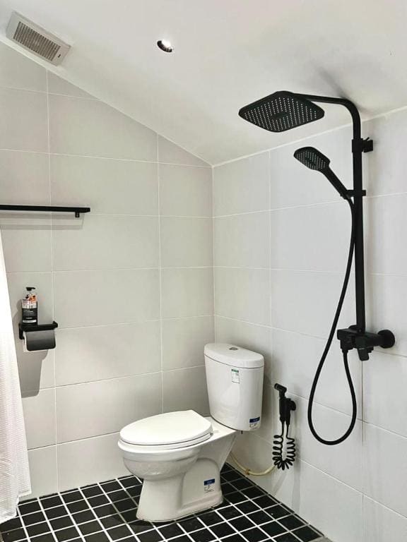 Deluxe Double Room with Shower room - Image 3