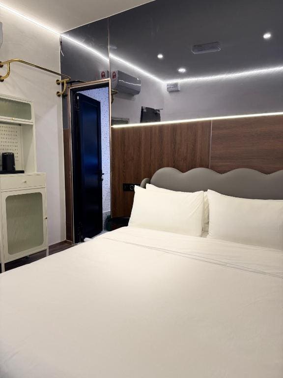 Twin Room with City View room - Image 3