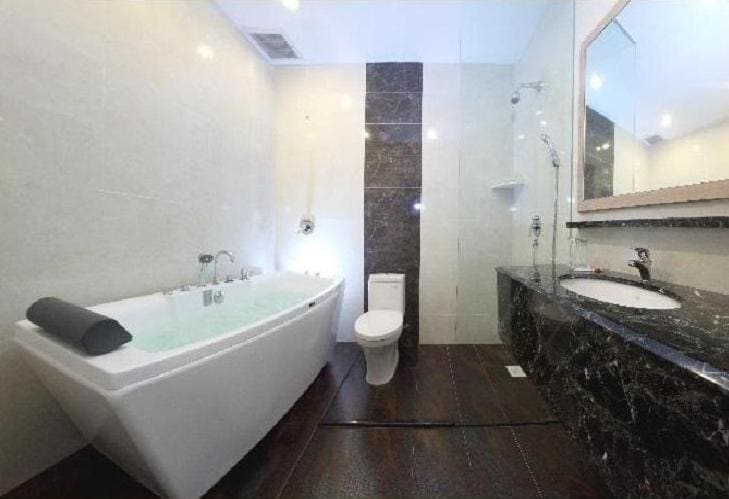 Suite with Spa Bath room - Image 2