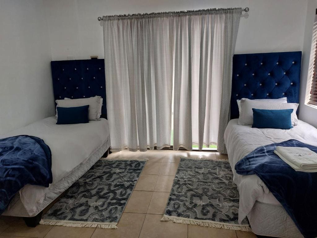 Basic Triple Room with Shared Bathroom room - Image 2