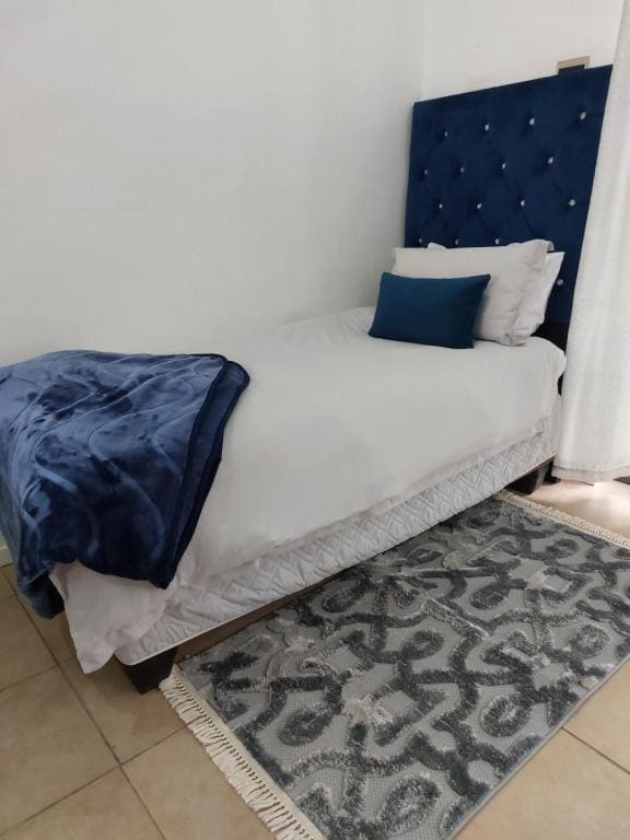 Basic Triple Room with Shared Bathroom room - Image 3