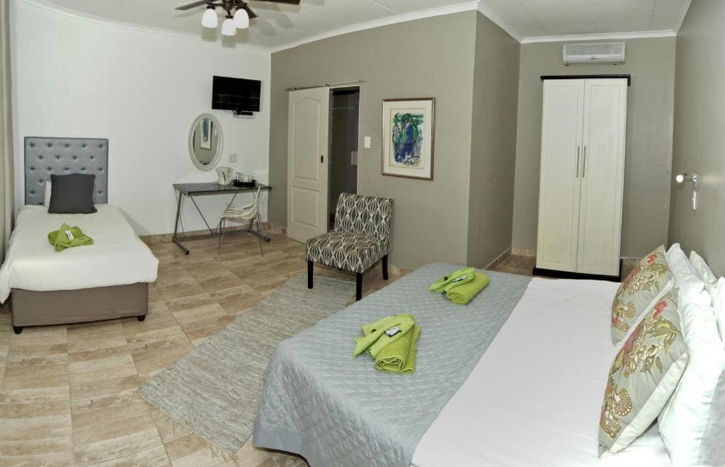 Standard Triple Room room - Image 1