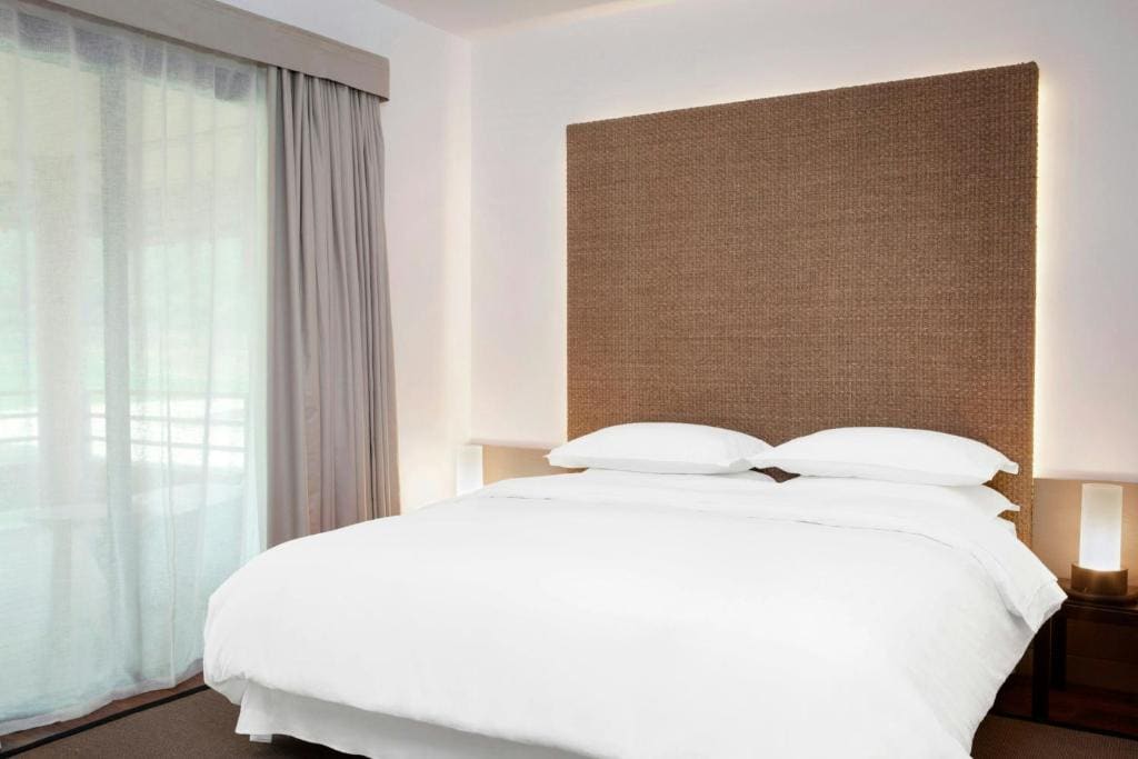 One-Bedroom King Suite with Balcony and Garden View room - Image 3