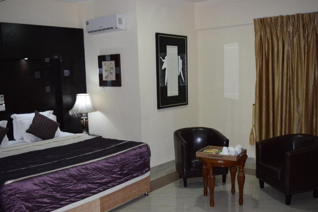 Large Single Room room - Image 3