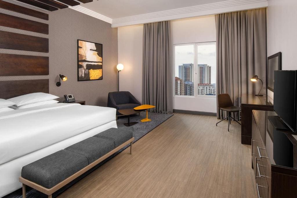Deluxe Executive King Room room - Image 2