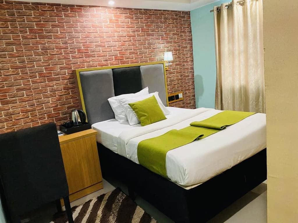 Single Room with Bathroom room - Image 1