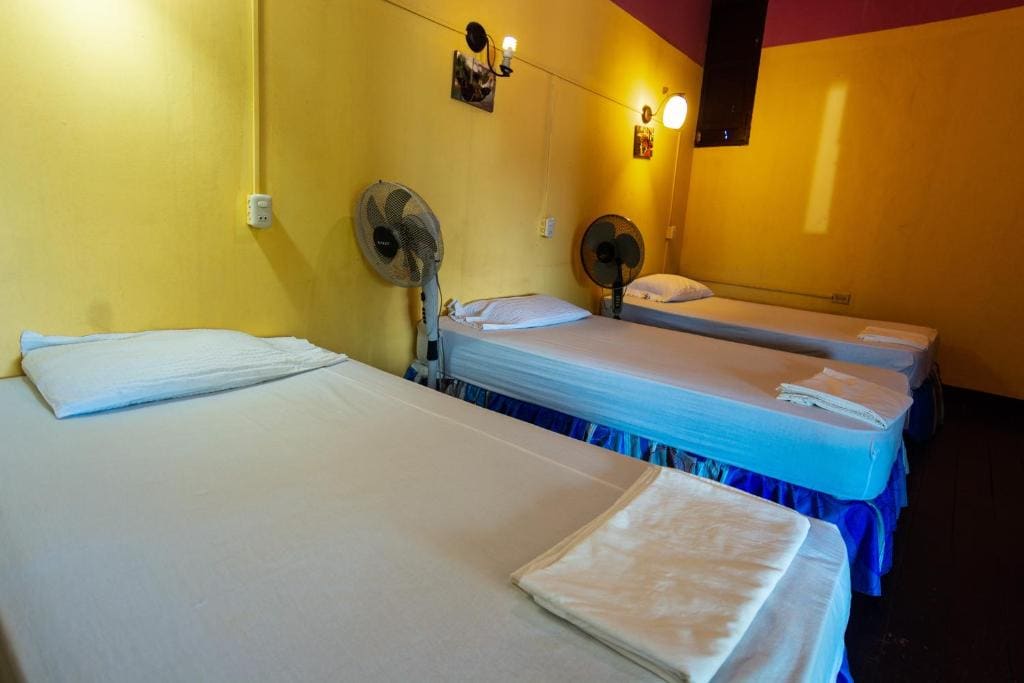 Basic Triple Room with Shared Bathroom room - Image 3