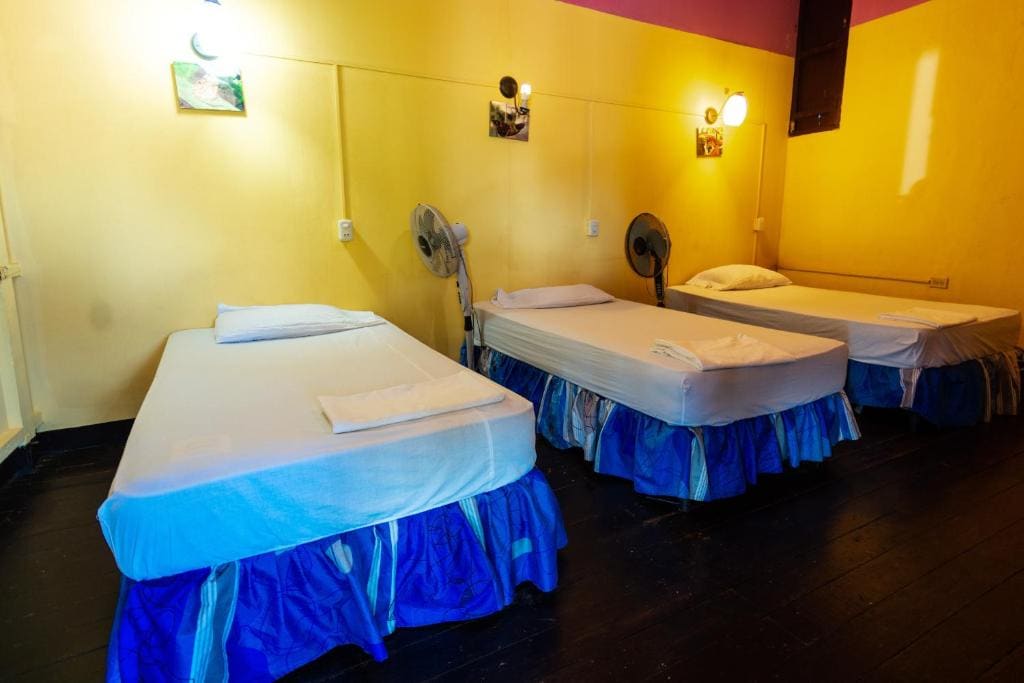 Basic Triple Room with Shared Bathroom room - Image 2