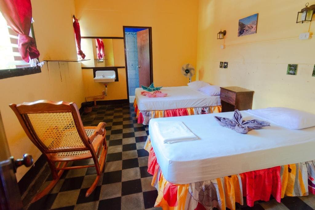 Comfort Triple Room with Shower room - Image 3