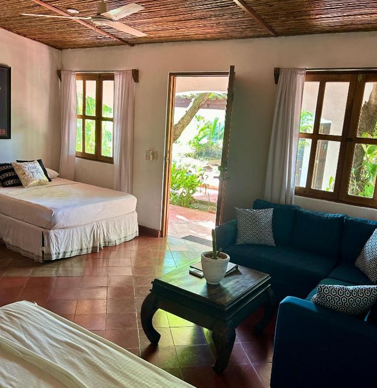Deluxe Queen Suite room - Image 2