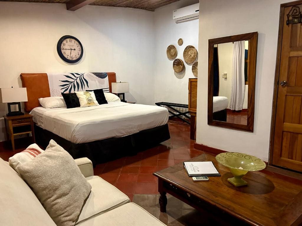 Deluxe Family Suite room - Image 3