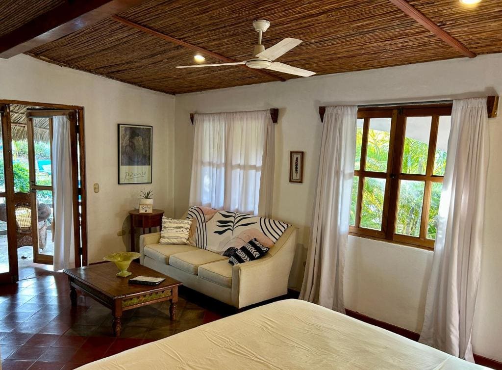 Deluxe King Suite room - Image 2
