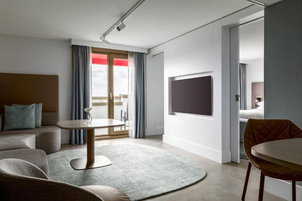 Balcony Suite with M Club Lounge Access room - Image 2