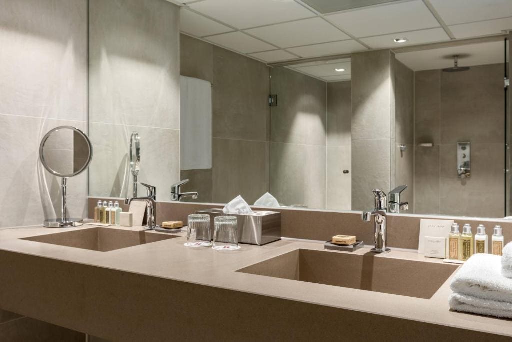 Balcony Suite with M Club Lounge Access room - Image 3