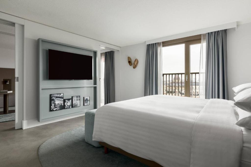 Balcony Suite with M Club Lounge Access room - Image 1