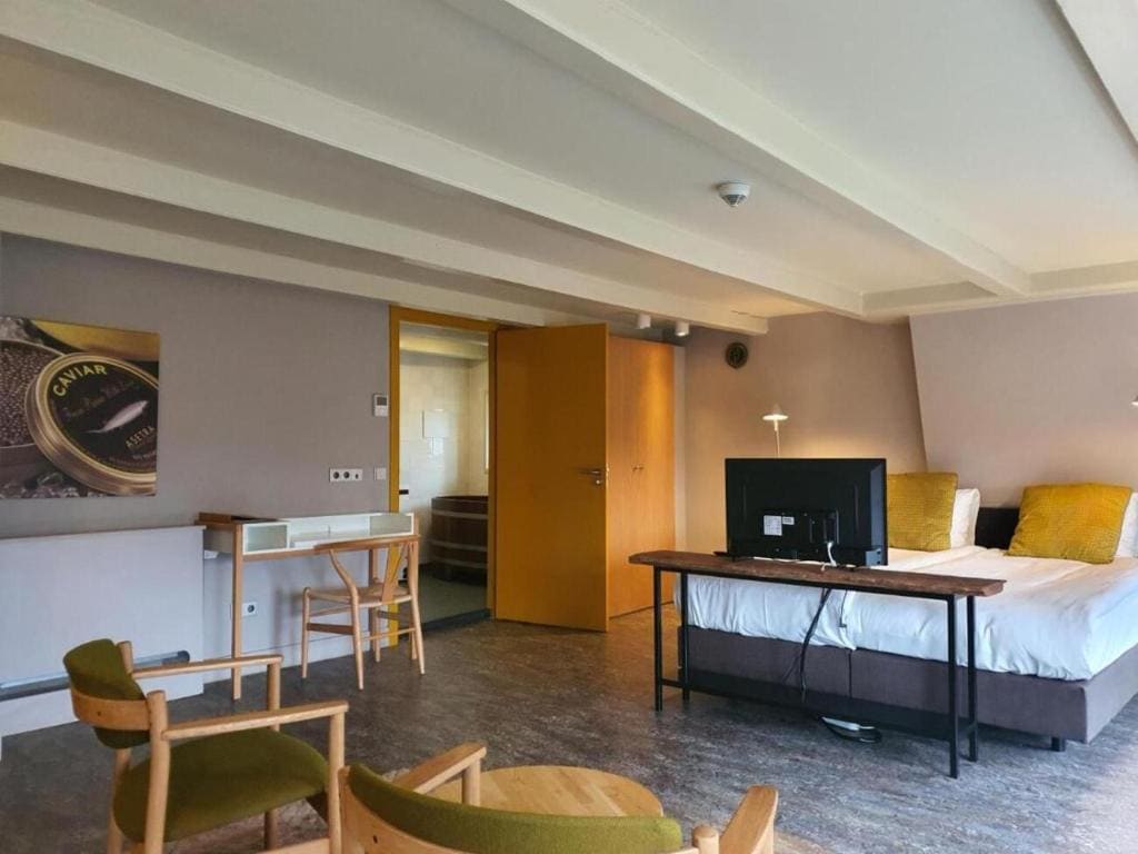 Deluxe Double Room with Bath room - Image 2