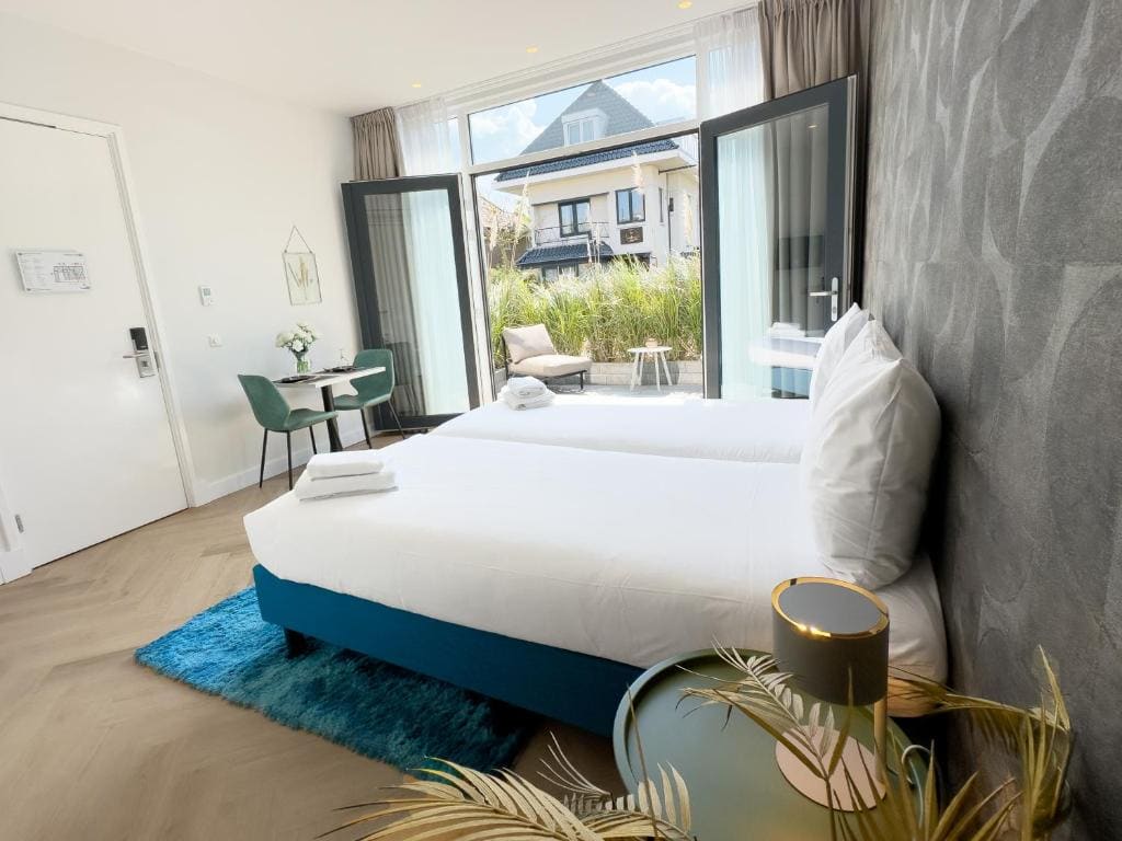 Twin Room with Balcony room - Image 2
