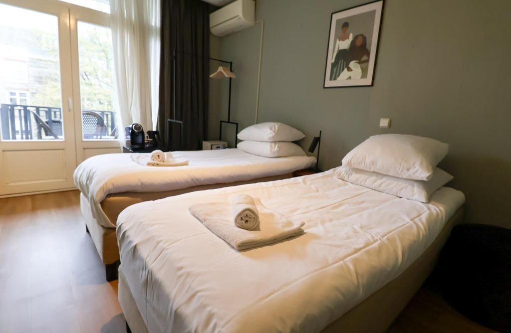 Twin Room with Balcony room - Image 2