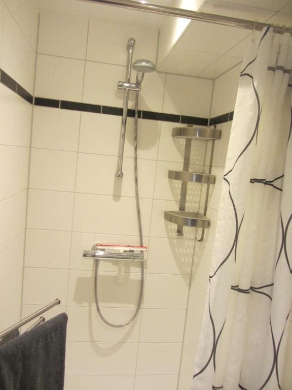 Deluxe Double Room with Shower room - Image 2