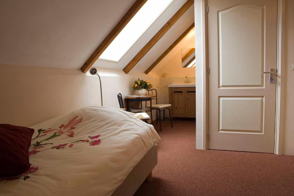 Single Room with Shared Bathroom room - Image 3