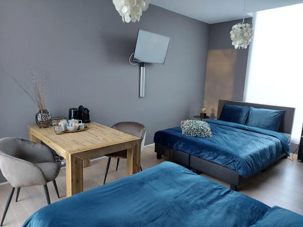 Quadruple Room with Private Bathroom room - Image 2