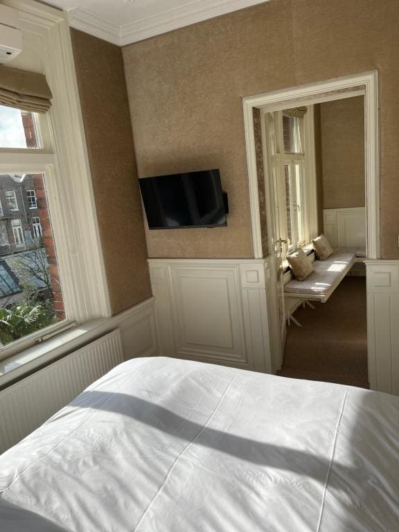 One-Bedroom Apartment room - Image 3