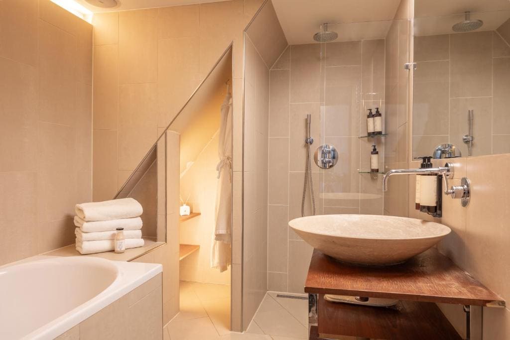 Superior Quadruple Room room - Image 3