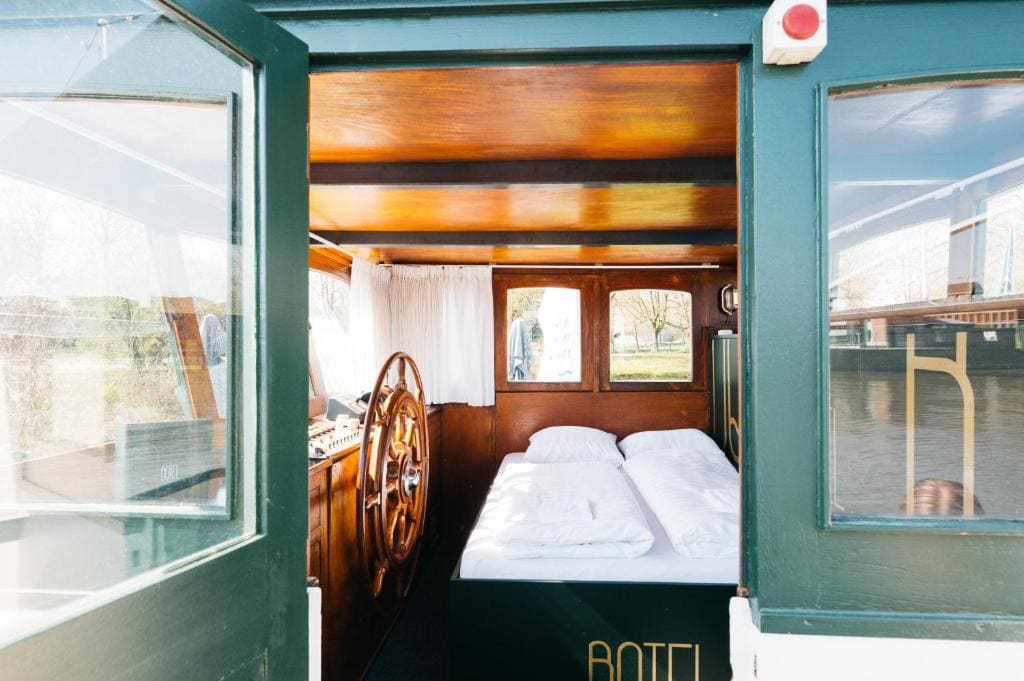 Double Room with Lake View room - Image 3