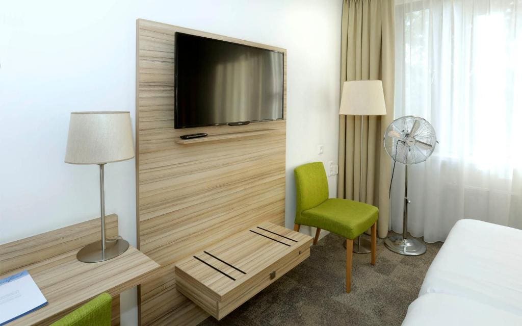 Quadruple Room with Shower room - Image 3