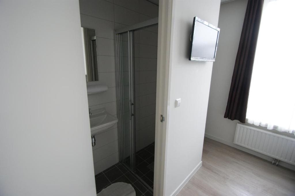 Comfort Single Room with Shower room - Image 1