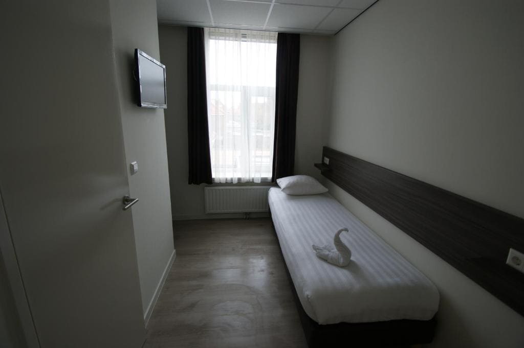 Single Room with Shared Toilet room - Image 2