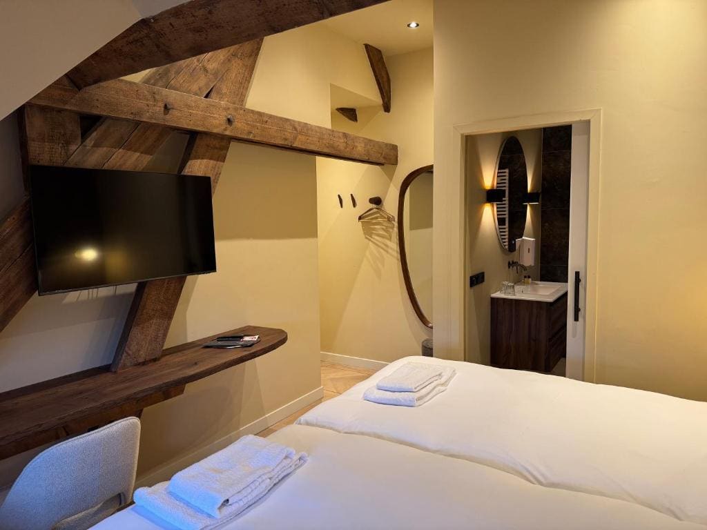 Deluxe King Room room - Image 2