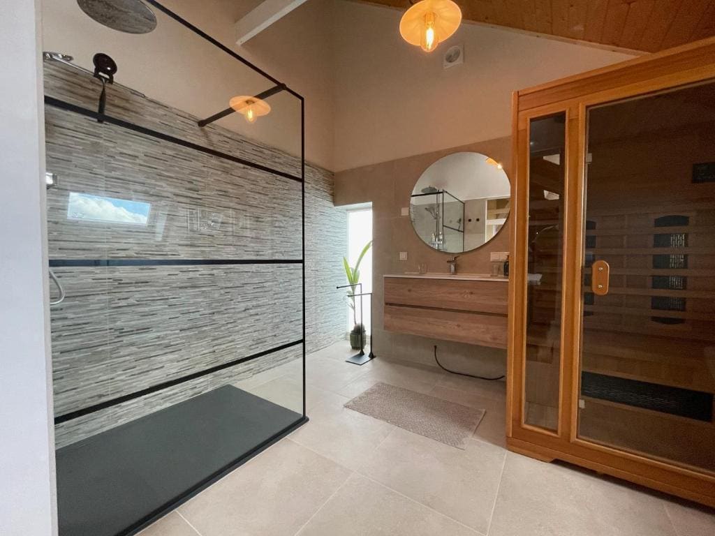 Deluxe Double Room with Extra Bed room - Image 3