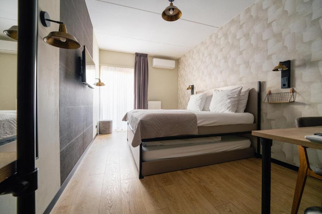 Deluxe Double Room with 2 Extra Beds room - Image 2