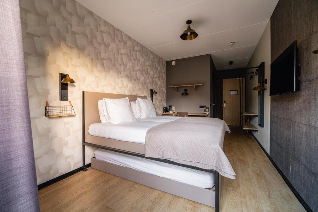 Deluxe Double Room with 2 Extra Beds room - Image 1